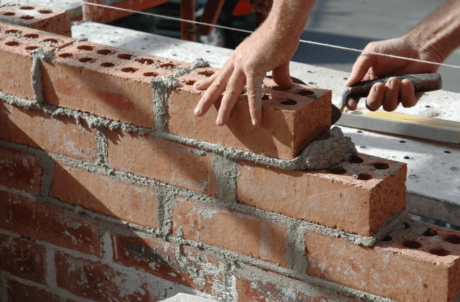 Какую выбрать толщину кирпичной стены при строительстве